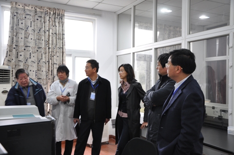 測試中心領導陪同評審組現場考察實驗室